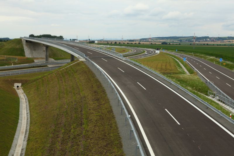 Moravská křižovatka, kterou tvoří dopravní uzel rychlostních silnic R49 a R55 a dálnice D1. Moravská křižovatka, kterou tvoří dopravní uzel rychlostních silnic R49 a R55 a dálnice D1.