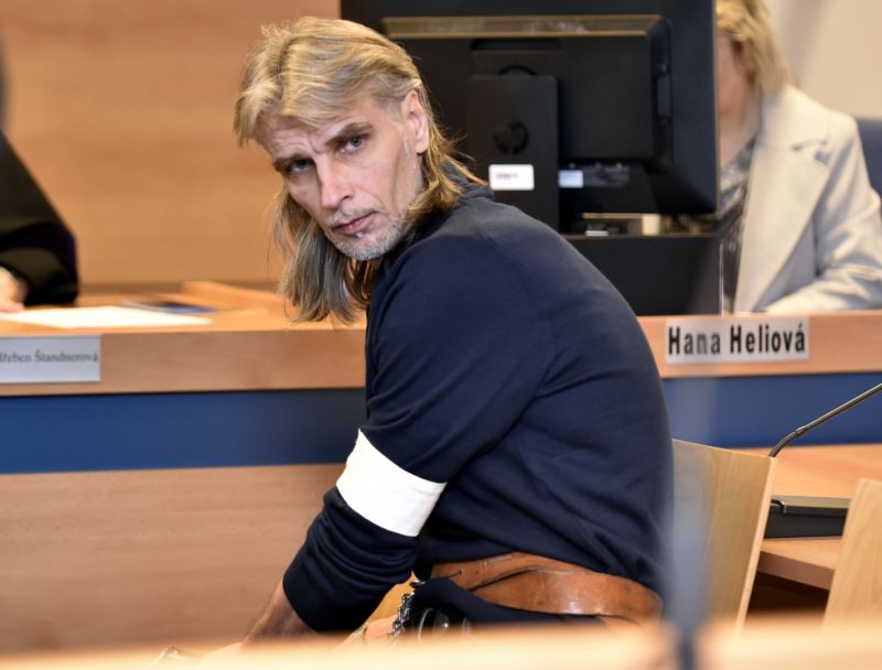 Jiří Večeř u pobočky brněnského krajského soudu ve Zlíně. Jiří Večeř u pobočky brněnského krajského soudu ve Zlíně.