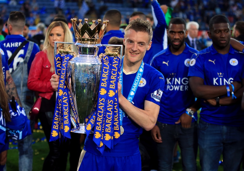 Útočník Jamie Vardy bude i nadále působit v Leicesteru, kterému v minulém ročníku anglické ligy pomohl k senzačnímu titulu. Útočník Jamie Vardy bude i nadále působit v Leicesteru, kterému v minulém ročníku anglické ligy pomohl k senzačnímu titulu.