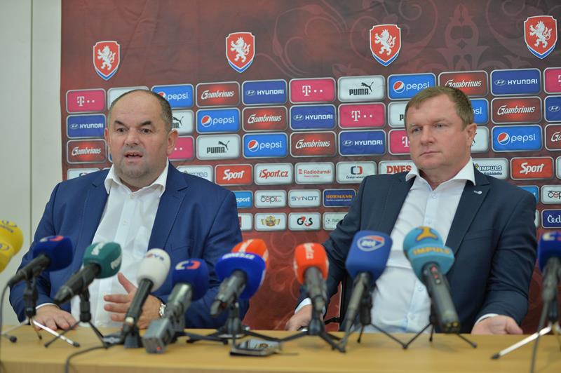 Předseda Fotbalové asociace ČR Miroslav Pelta podpořil ve funkci trenéra reprezentace Pavla Vrbu.