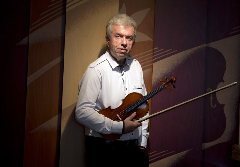Houslista Jaroslav Svěcený.