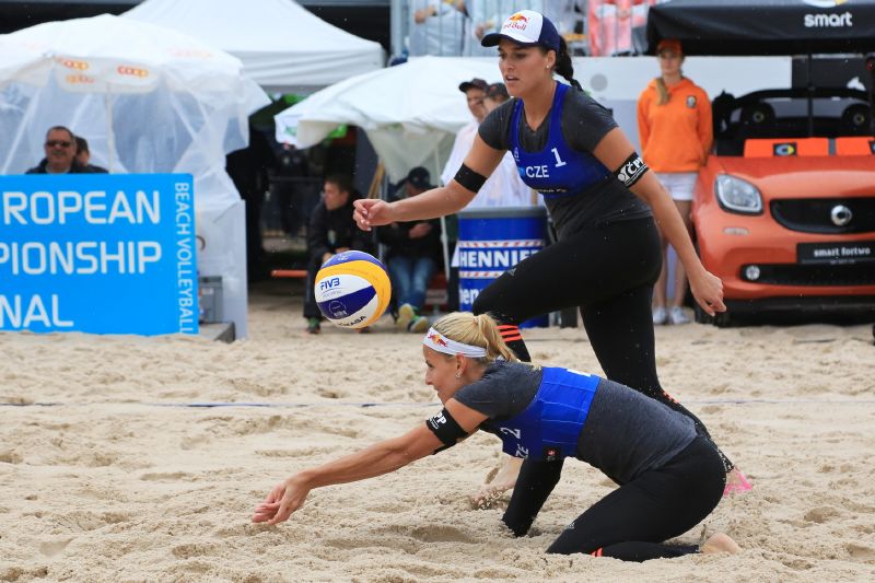 Beachvolejbalistky Markéta Sluková s Barborou Hermannovou. 