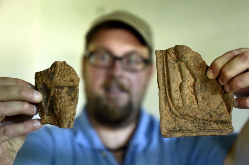 Archeologové objevili pernštejnské opevnění, keramické fragmenty i zbytky renesančních kamen.