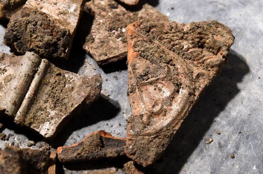 Radost mají archeologové i z částí renesančních kachlových kamen.