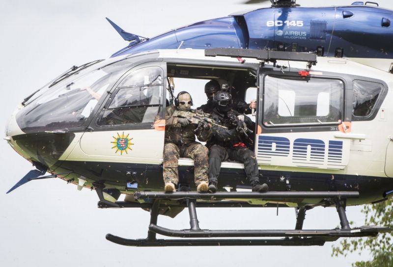 Německý policejní tým ve vrtulníku (ilustrační foto). Německý policejní tým ve vrtulníku (ilustrační foto).