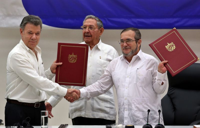 Zástupci FARC a kolumbijské vlády podepsali v Havaně příměří.