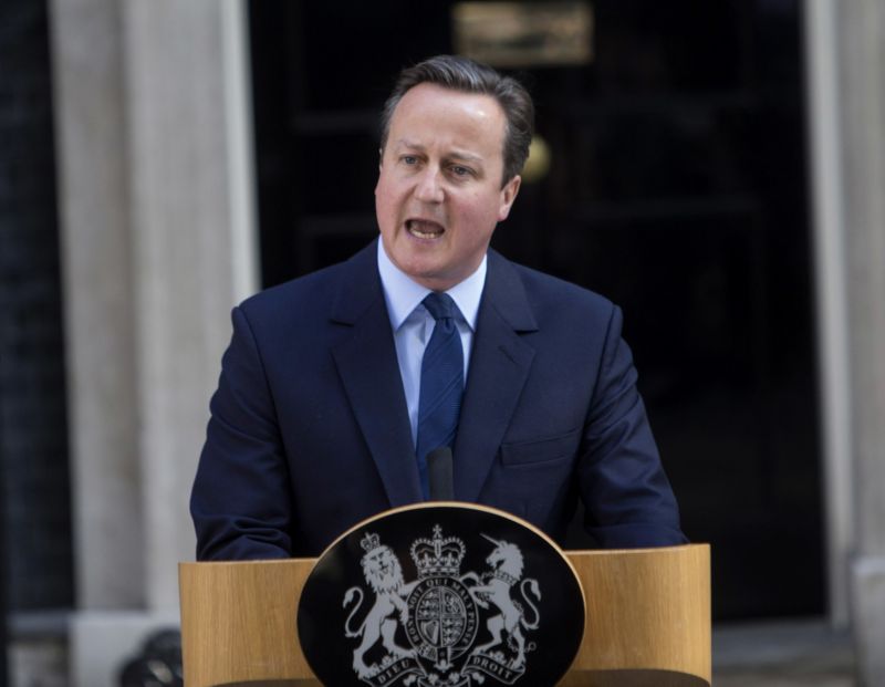 David Cameron rezignoval na post premiéra.