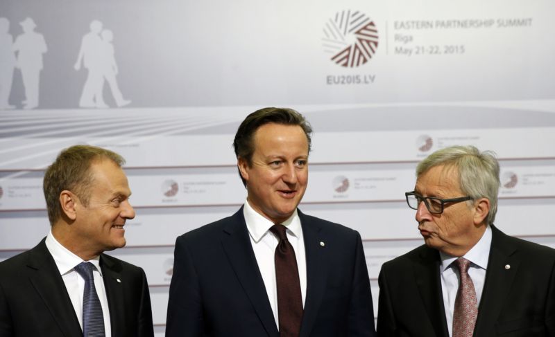 Zleva šéf evropské rady Donald Tusk, odstupující britský premiér David Cameron a předseda Evropské komise Jean-Claude Juncker.