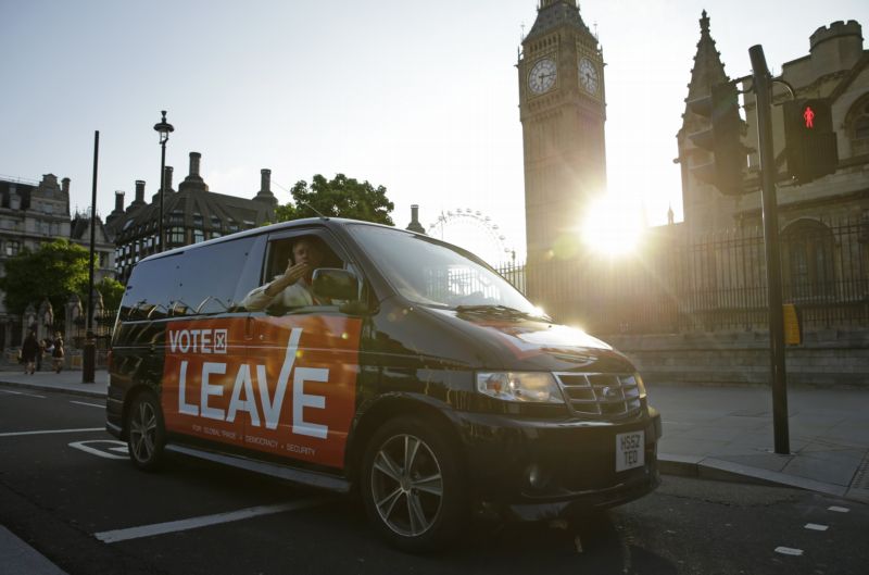 Příznivci brexitu v ulicích Londýna slaví. Příznivci brexitu v ulicích Londýna slaví.