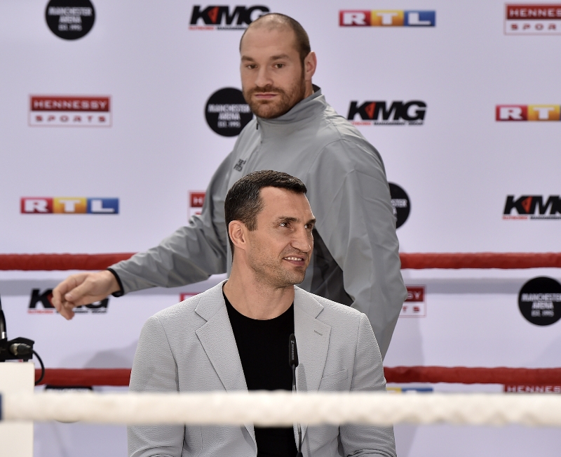 Britský boxer Tyson Fury se utká s Vladimírem Kličkem o mistrovský pás v těžké váze.