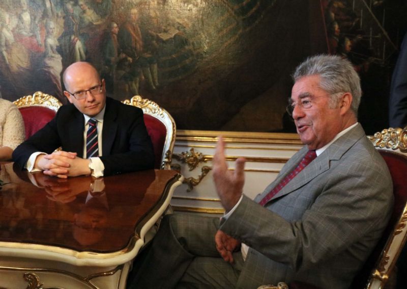 Premiér Bohuslav Sobotka (vlevo) a rakouský prezident Heinz Fischer.