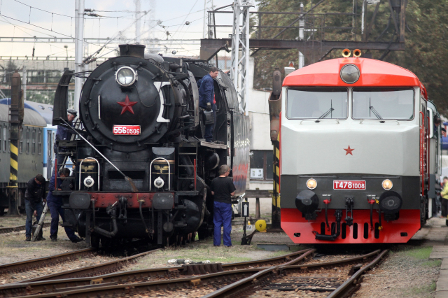 Loňský ročník. Na snímku vlevo je nákladní parní lokomotiva řady 556 přezdívaná "Štokr" a motorová lokomotiva řady T478 "Bardotka".