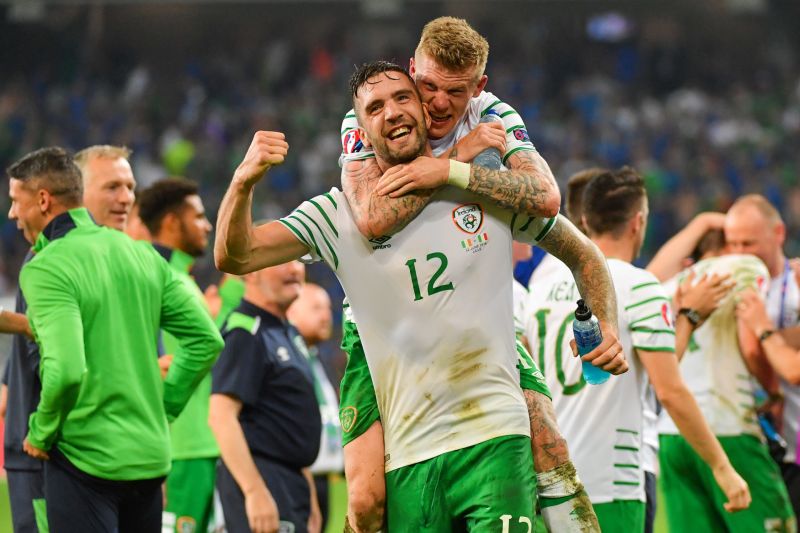 Irský fotbalista Shane Duffy slaví postup do osmifinále