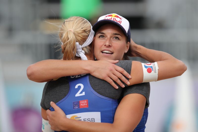 Barbora Hermannová se raduje se svou parťačkou Markétou Slukovou