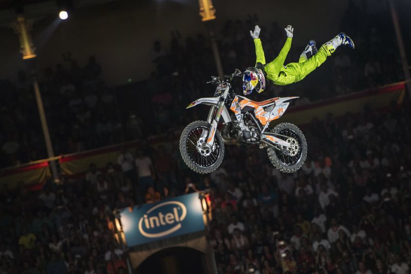 Dany Torres vznášející se nad nadšenými fanoušky při Red Bull X-Fighters