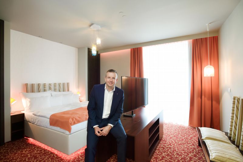 Majitel hotelu Lukáš Pytloun v interiéru Šípkova pokoje. Majitel hotelu Lukáš Pytloun v interiéru Šípkova pokoje.