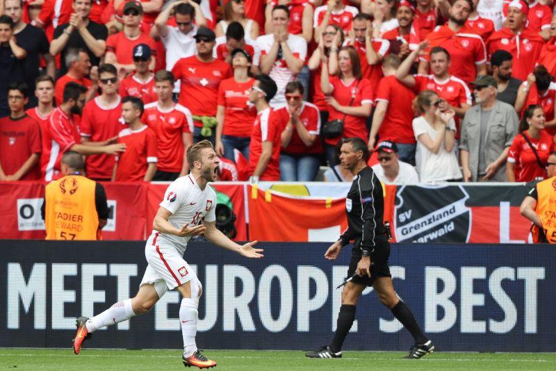 Jakub Blasczykowski se raduje z glo ve švýcarské síti