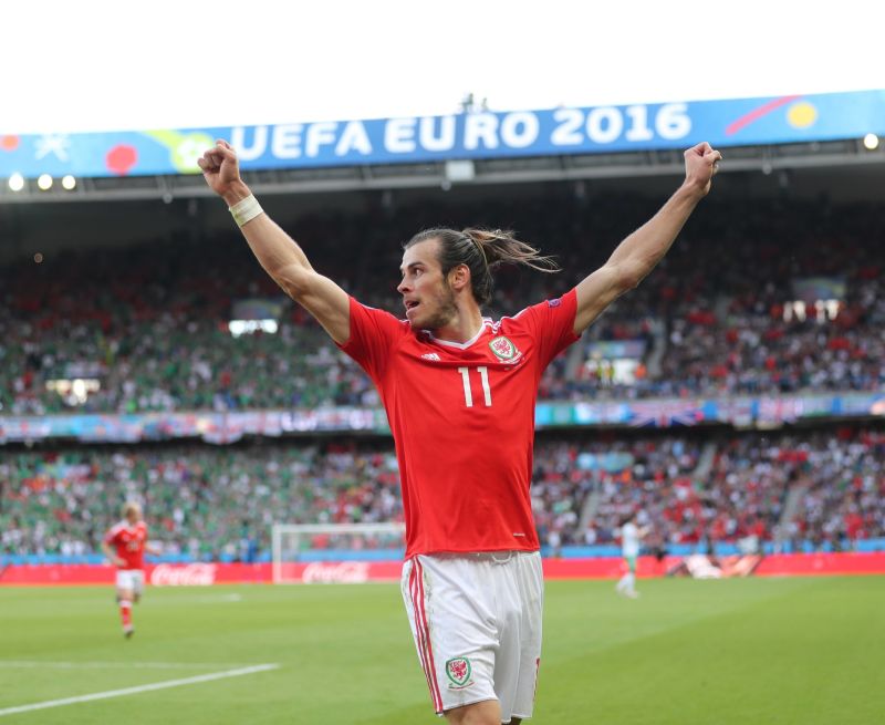 Hvězda Walesu Gareth Bale slaví gól v síti Sev. Irska