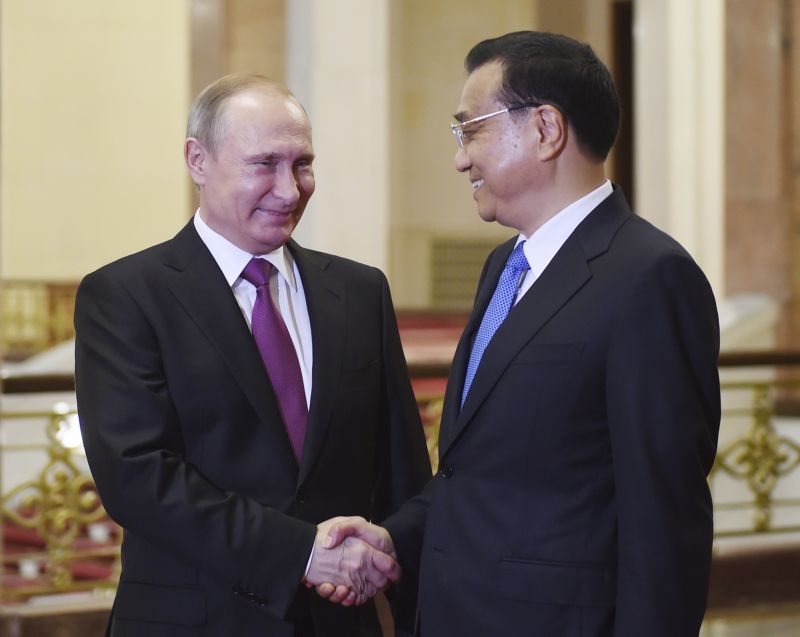 Ruský prezident Vladimir Putin s čínským premiérem Li Kche-čchiangem.