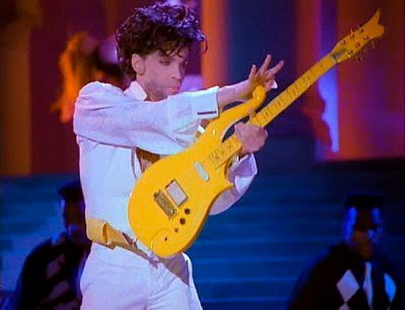 Muzikant Prince při hře na kytaru jménem Yellow Cloud (Žlutý mrak). Muzikant Prince při hře na kytaru jménem Yellow Cloud (Žlutý mrak).