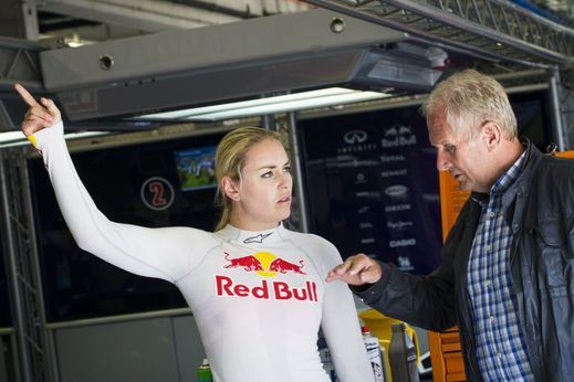 Americká lyžařka Lindsey Vonnová si vyzkoušela vůz formule 1.