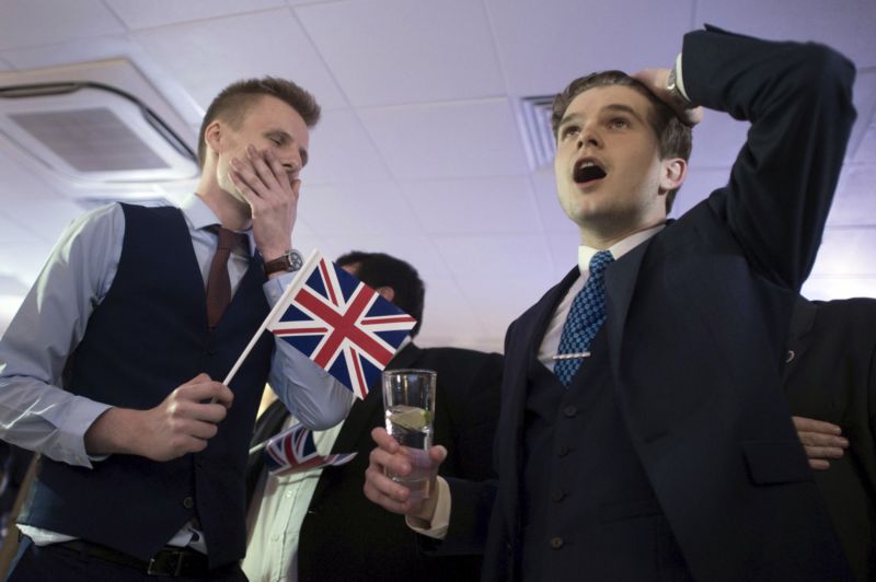 Smutní odpůrci brexitu po vyhlášení výsledků. Smutní odpůrci brexitu po vyhlášení výsledků.