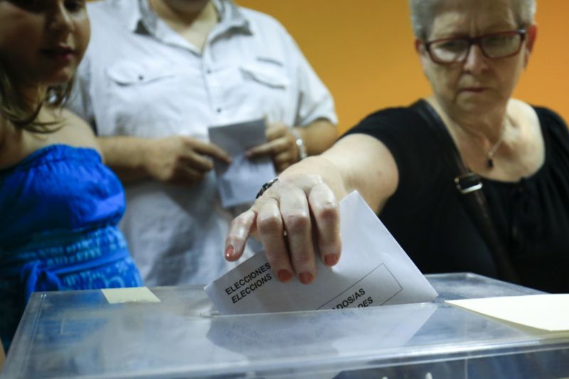 První průzkumy po uzavření volebních místností ve Španělsku naznačují nejnižší účast v parlamentních volbách.