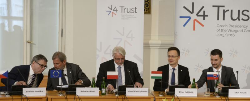 Ministři zahraničí takzvané Visegradské čtyřky (zleva) Lubomír Zaorálek, Johannes Hanh, Peter Szijjarto (HUN), Witold Waszczykowski (PL) a Lukáš Pařízek(SVK) se sešli v květnu spolu s komisařem Johannesem Hahnem, komisařem EU pro evropskou sousedskou politiku (ilustrační foto).