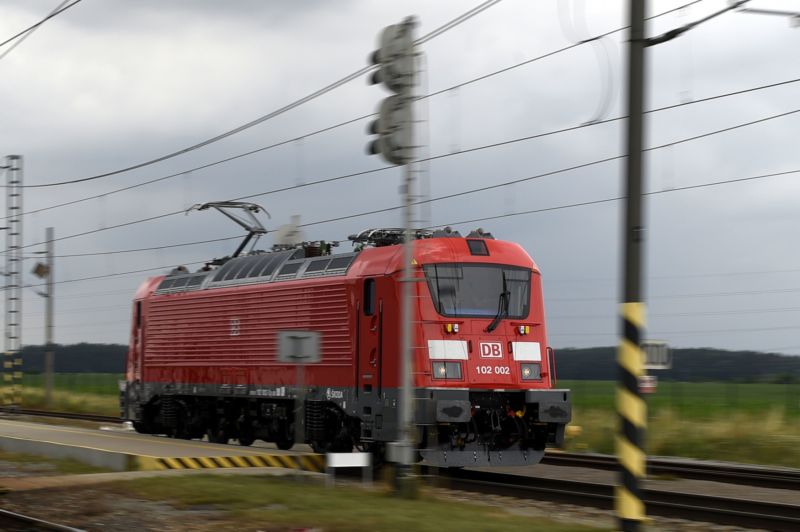 Společnost Škoda Transportation představila 27. června na zkušebním polygonu u Velimi lokomotivu řady Emil Zátopek v designu pro německého železničního dopravce Deutsche Bahn.