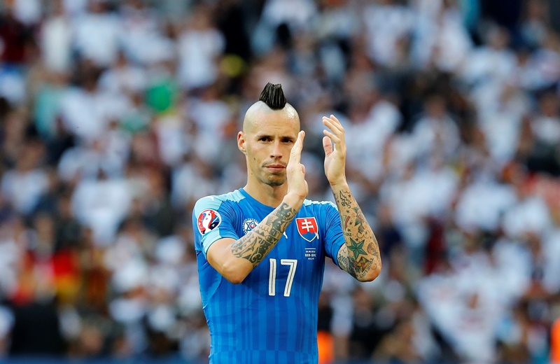 Marek Hamšík, záložník, Slovensko„Neapol mu začíná být malá," konstatoval trenér Ján Kozák a mnozí mu dali za pravdu. Hamšík už na hřišti nepoutá pozornost jen svým čírem, ale zejména svým fotbalovým uměním. Není divu, že se o něj začínají se vší vážností zajímat největší evropské kluby. Marek Hamšík, záložník, Slovensko„Neapol mu začíná být malá," konstatoval trenér Ján Kozák a mnozí mu dali za pravdu. Hamšík už na hřišti nepoutá pozornost jen svým čírem, ale zejména svým fotbalovým uměním. Není divu, že se o něj začínají se vší vážností zajímat největší evropské kluby.