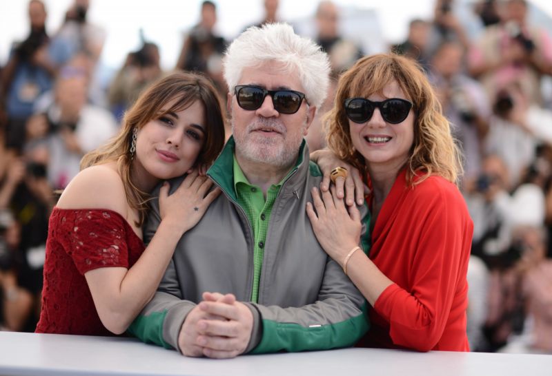 Herečka Adriana Ugarteová, režisér Pedro Almodóvar a herečka Emma Suárezová.