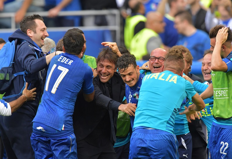 Trenér Antonio Conte v obležení hráčů. 