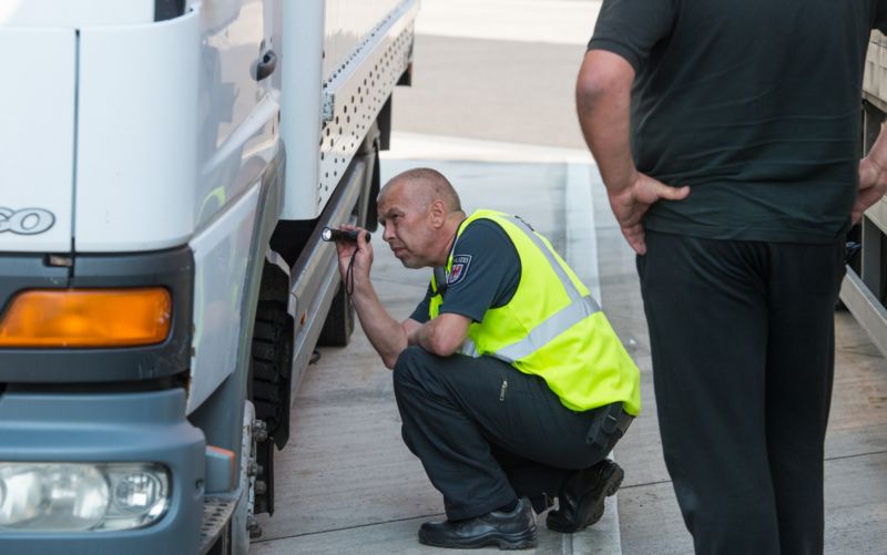 Německá policie zkoumá kamion (ilustrační foto). Německá policie zkoumá kamion (ilustrační foto).