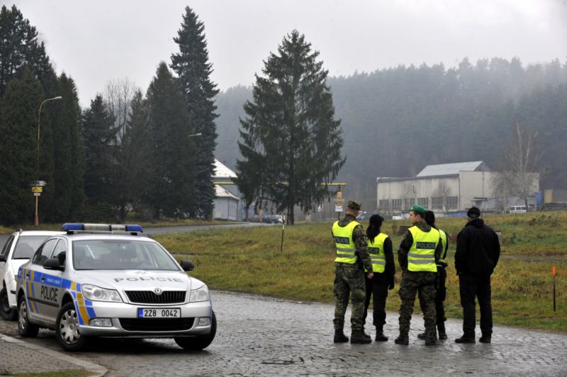 Policie v areálu vybuchlého muničního skladu ve Vrběticích. Policie v areálu vybuchlého muničního skladu ve Vrběticích.
