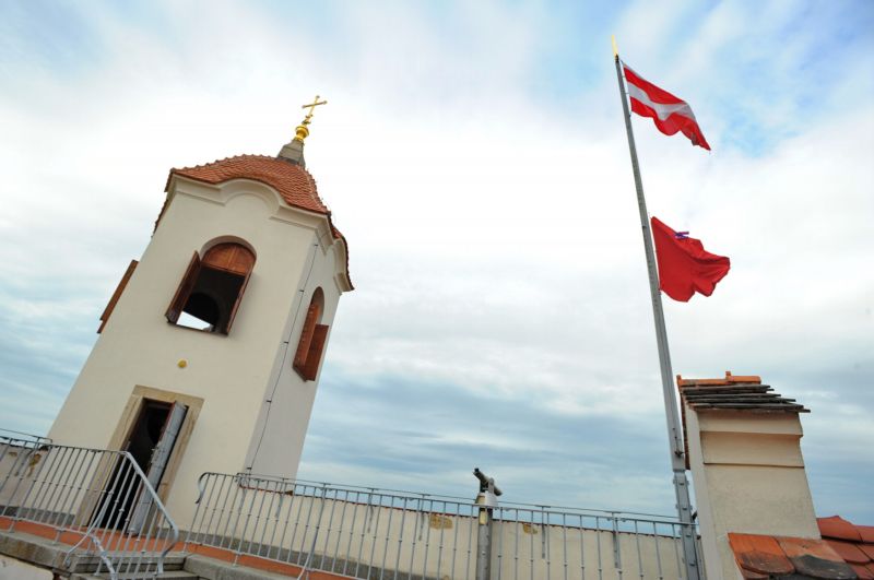 Umělecký šéf Husy na provázku vyvěsil ze solidarity se skupinou Ztohoven na hradě Špilberk červené trenýrky. Umělecký šéf Husy na provázku vyvěsil ze solidarity se skupinou Ztohoven na hradě Špilberk červené trenýrky.