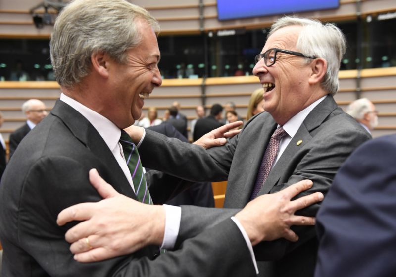 Propagátor brexitu Nigel Farage a předseda Evropské komise Jean-Claude Juncker. Propagátor brexitu Nigel Farage a předseda Evropské komise Jean-Claude Juncker.