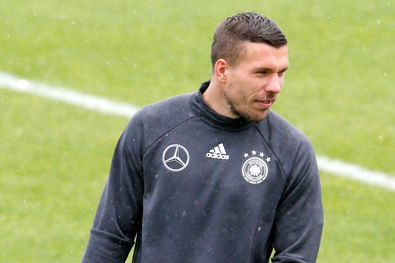 Ke kritikům nového formátu fotbalového mistrovství Evropy se zařadil i německý reprezentant Lukas Podolski. Ke kritikům nového formátu fotbalového mistrovství Evropy se zařadil i německý reprezentant Lukas Podolski.