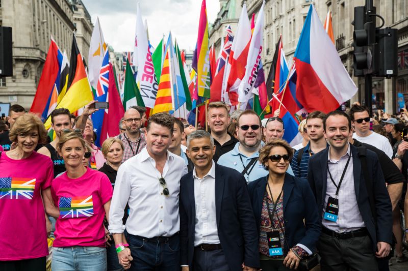 Londýnský starosta Sadiq Khan v čele pochodu hrdosti.