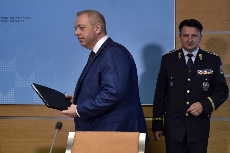 Ministr vnitra Milan Chovanec (vlevo) a policejní prezident Tomáš Tuhý.