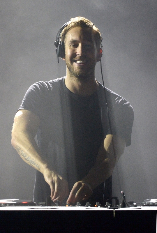 Calvin Harris se zlobí, na jeho matku si Taylor čas neudělala, s Tomovou už běhá po pláži.