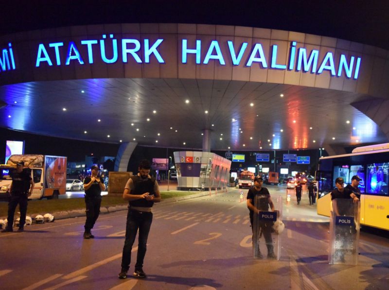 Policisté hlídají vchod letiště v Istanbulu, kde došlo k útoku.
