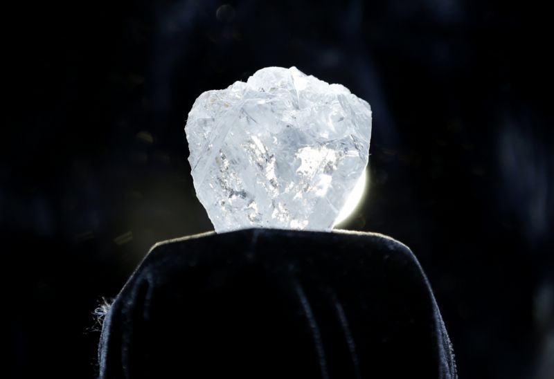 Podle odhadů by se diamant Lesedi La Rona mohl vydražit za více než sedmdesát milionů dolarů.