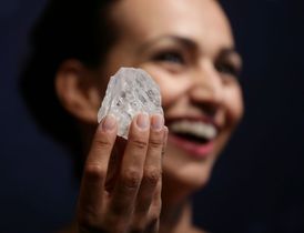 Stáří diamantu o velikosti tenisového míčku se odhaduje na 2,5 až 3 miliardy let.