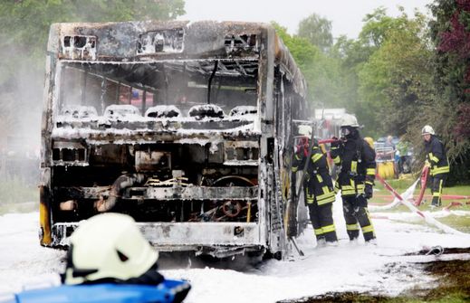 Zásah hasičů při požáru autobusu (ilustrační foto).