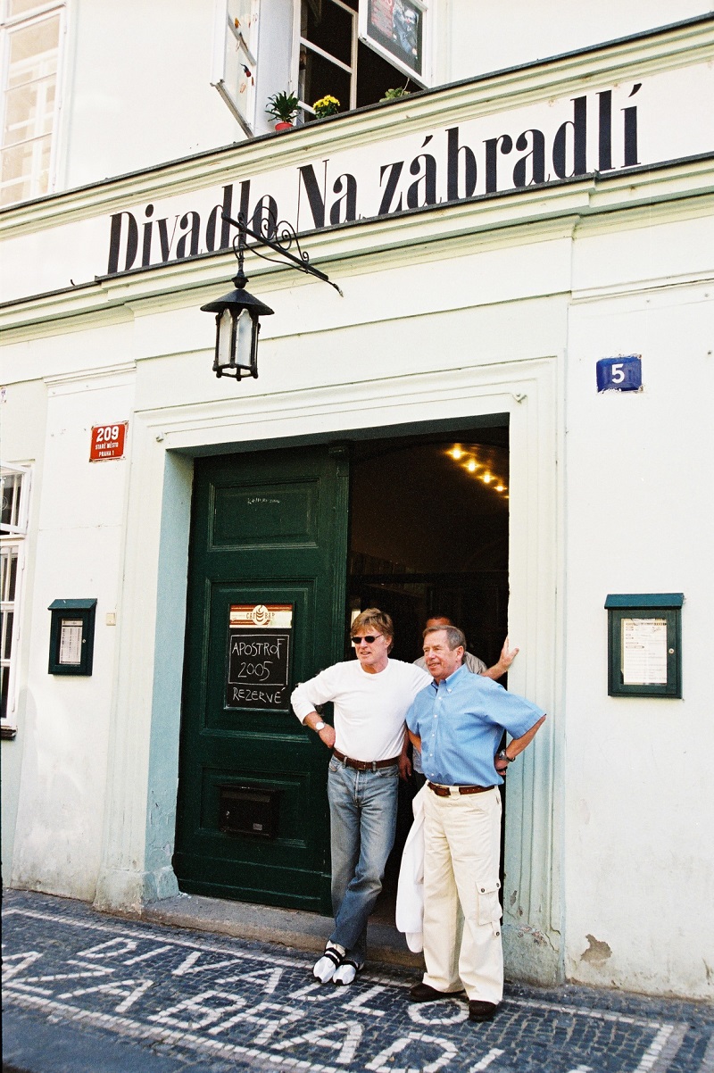 Divadlo na Zábradlí a před ním Václav Havel a americký herec Robert Redford. 
