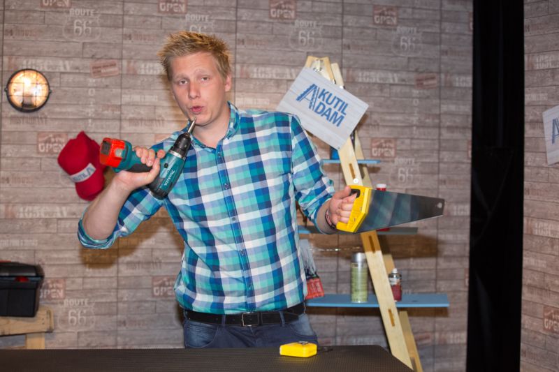 Kutil Adam Novotný vám poradí jednoduchý trik, jak pomocí vrtačky uříznout šroub. Kutil Adam Novotný vám poradí jednoduchý trik, jak pomocí vrtačky uříznout šroub.