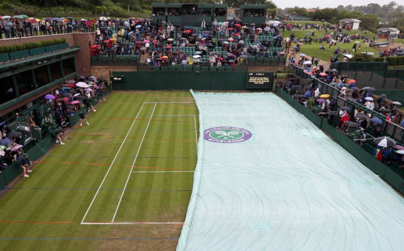 Ve Wimbledonu prší.