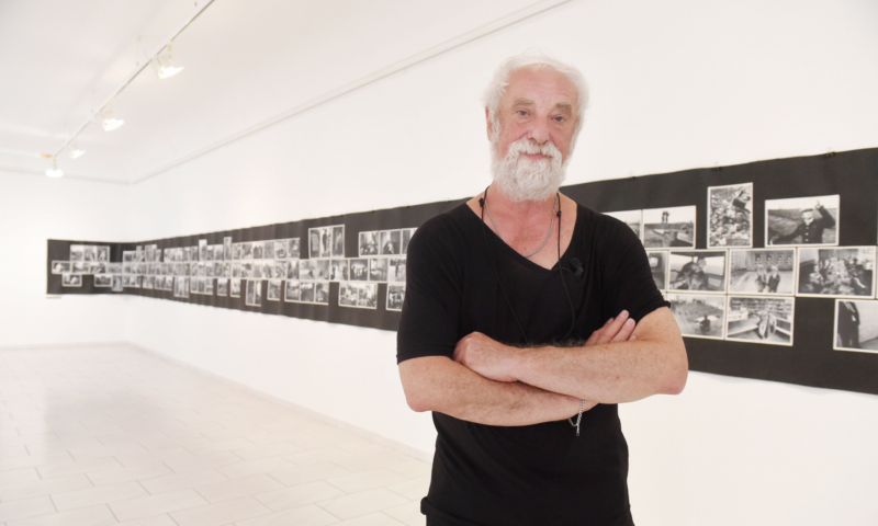 Fotograf Jindřich Štreit na výstavě (Ne)známé fotografie. Fotograf Jindřich Štreit na výstavě (Ne)známé fotografie.