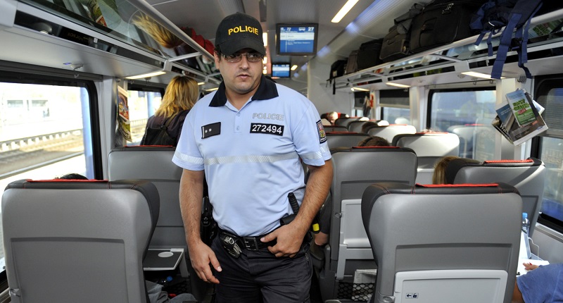 Policejní kontrola ve vlaku. 