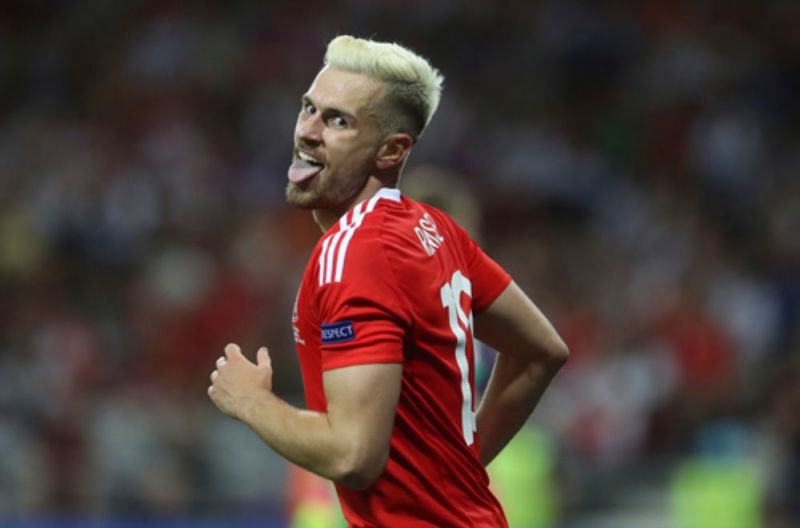 Aaron Ramsey (Wales)
Velký blondýn zatím hraje na Euru ve velkém stylu, ostatně jako celý Wales. Zatímco muži jsou nadšení z Ramseyho úchvatných přihrávek, ženy (a houf gayů) šílí z jeho blonďaté patky. "Vypadá jako miminko," rozněžňují se při pohledu na tahouna Arsenalu. Aaron Ramsey (Wales)
Velký blondýn zatím hraje na Euru ve velkém stylu, ostatně jako celý Wales. Zatímco muži jsou nadšení z Ramseyho úchvatných přihrávek, ženy (a houf gayů) šílí z jeho blonďaté patky. "Vypadá jako miminko," rozněžňují se při pohledu na tahouna Arsenalu.